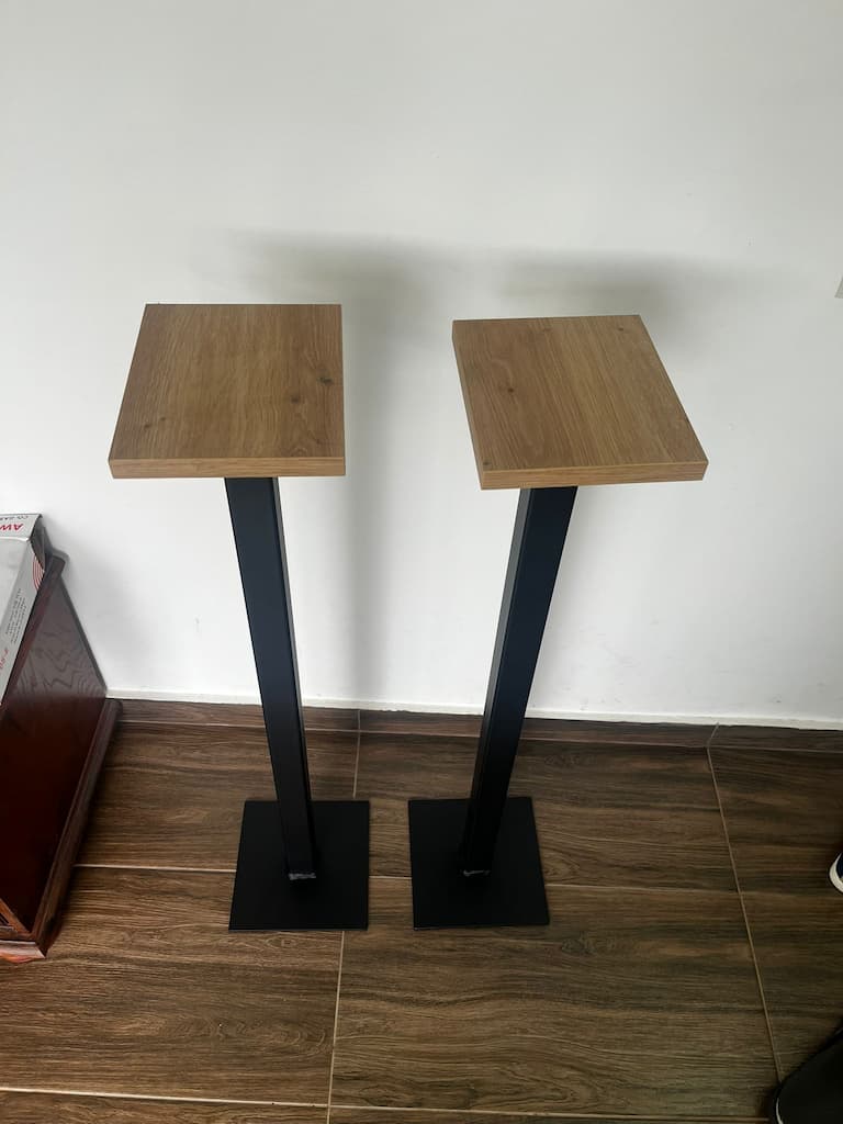 Visoki industrijski stalci za zvučnike — Eye4Art Studio
